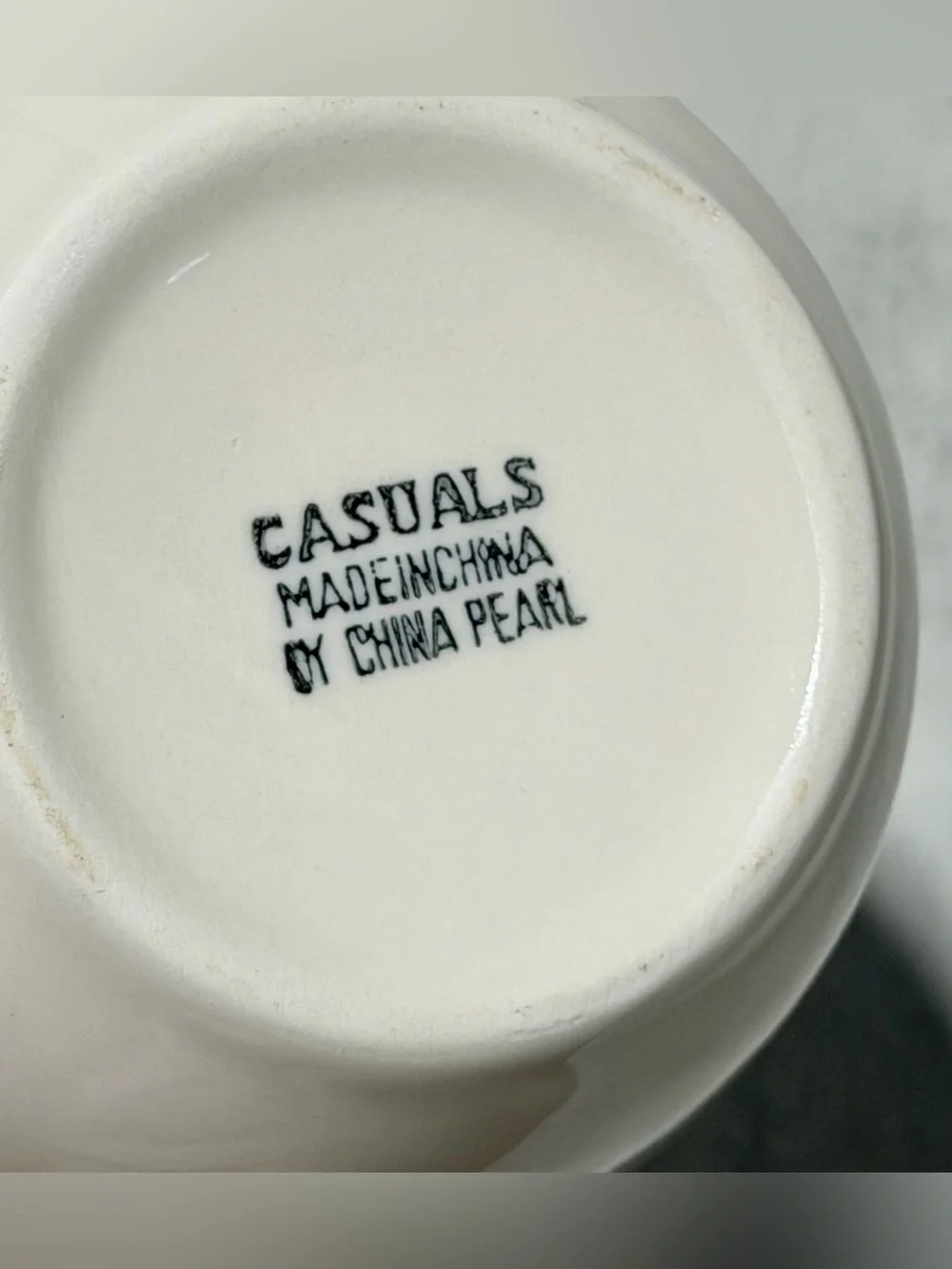 Casuals by China Pearl canister/utensil holder. Vintage cottagecore apples